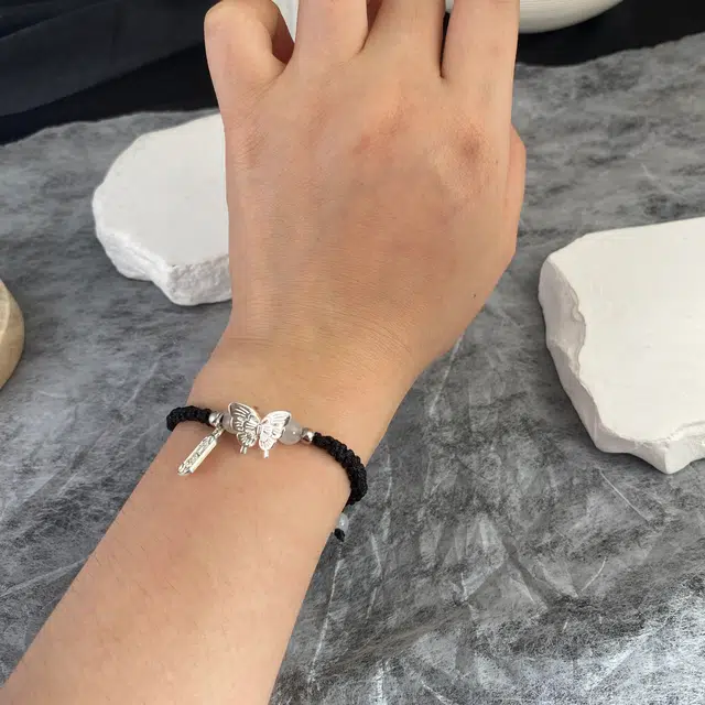 925