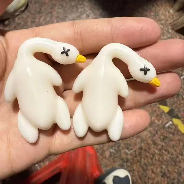 唤爱 变色烤鸭烤鸡紫外线温感变色车载书包 软胶 挂件 男女同款情侣款