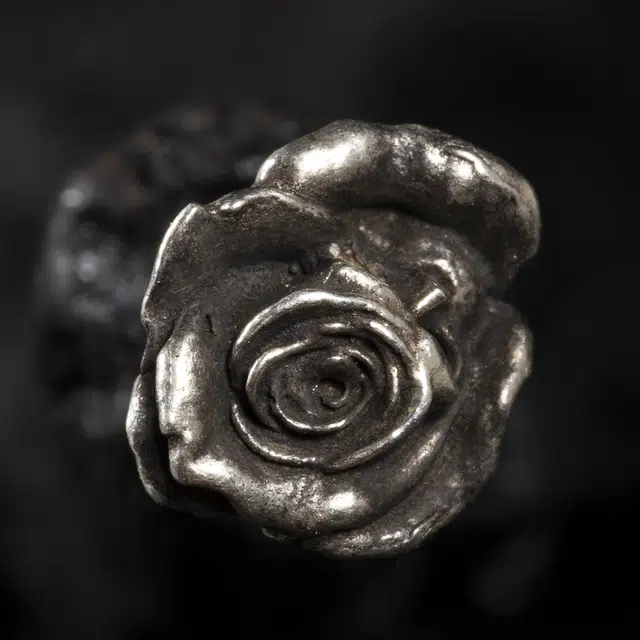 925