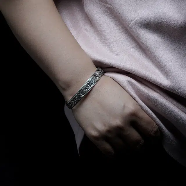 925