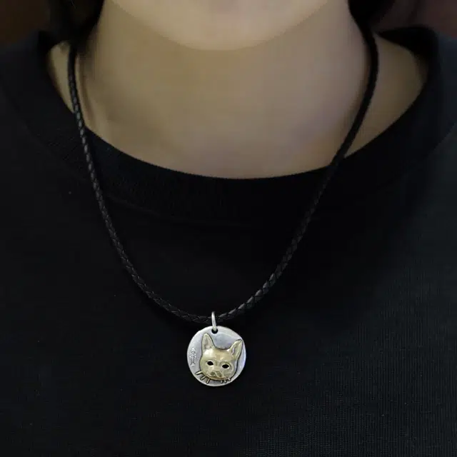 925