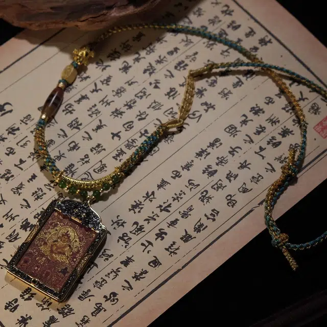 【招财进宝运气好】 睦珦 锦上添花 黄财神唐卡诸事顺利平安喜乐 八方来财福禄吉祥小众#好运 合金 项链 男女同款情侣款