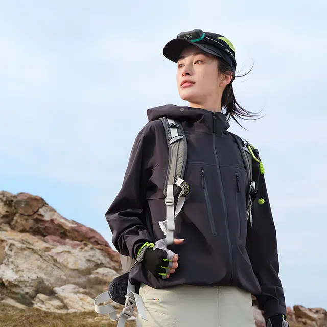 波司登  功能服饰系列 纯色拉链连帽轻薄通勤户外轻量软壳  防水防风耐磨透气防雨冲锋衣 男女同款