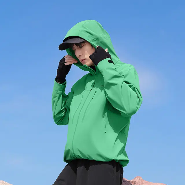 波司登  功能服饰系列 纯色拉链连帽轻薄通勤户外轻量软壳  防水防风耐磨透气防雨冲锋衣 男女同款