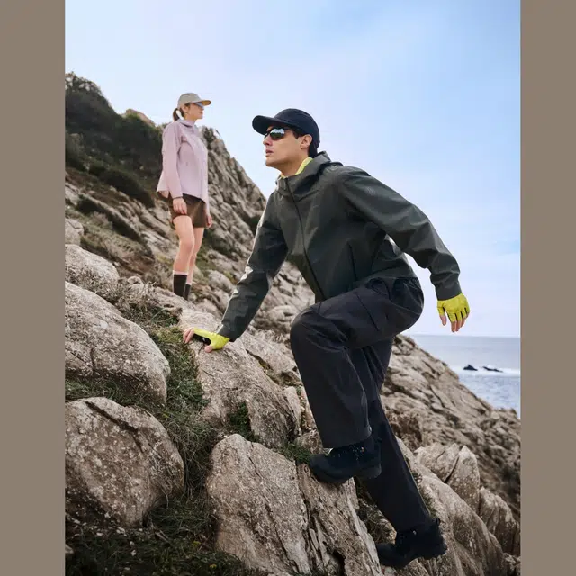 波司登  冲锋衣系列 纯色户外机能单层软壳下摆抽绳双拉链连帽  防水防风透气超轻轻量防泼水吸湿排汗防雨冲锋衣 男女同款
