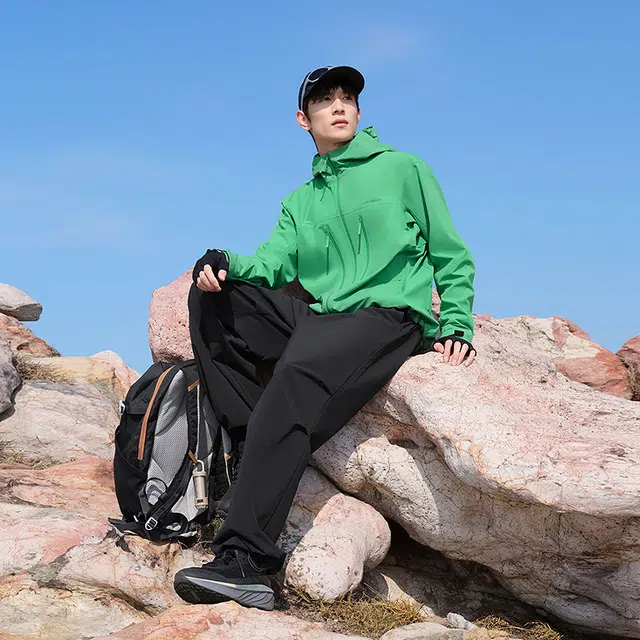 波司登  功能服饰系列 纯色拉链连帽轻薄通勤户外轻量软壳  防水防风耐磨透气防雨冲锋衣 男女同款