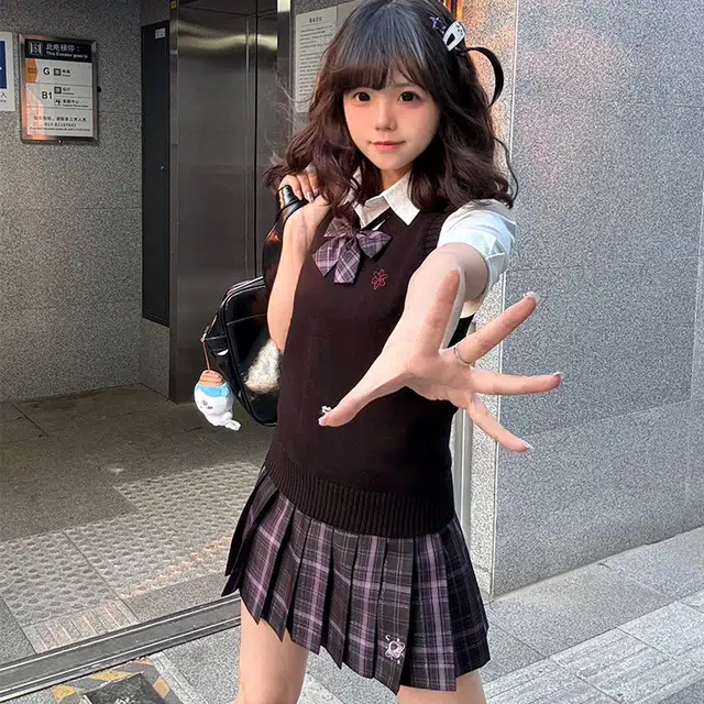 兔半眠 简约时尚通勤马甲纯色短袖衬衫格子半身裙制服 女款