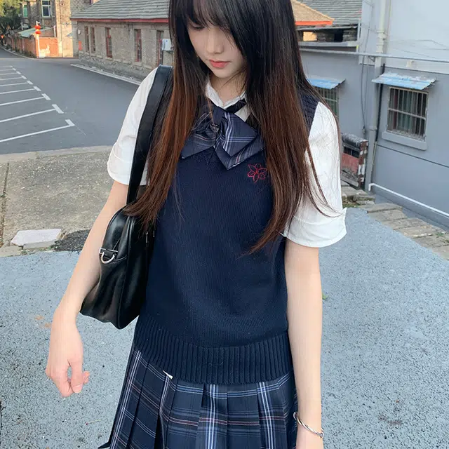 兔半眠 学院风舒适纯色马甲简约短袖衬衫格子百褶裙制服 女款