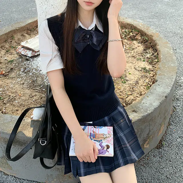 兔半眠 学院风舒适纯色马甲简约短袖衬衫格子百褶裙制服 女款