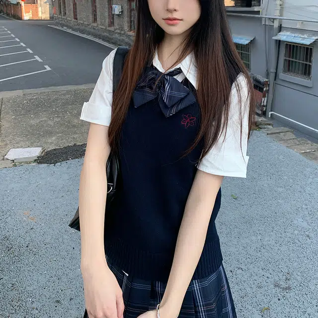 兔半眠 学院风舒适纯色马甲简约短袖衬衫格子百褶裙制服 女款