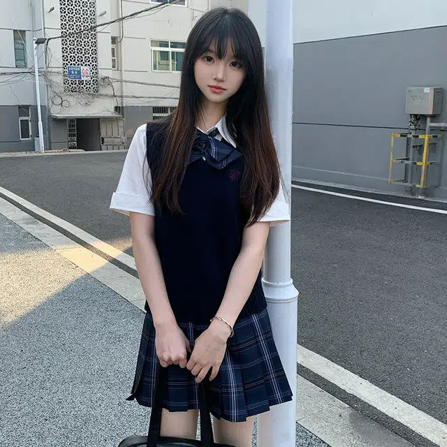 兔半眠 学院风舒适纯色马甲简约短袖衬衫格子百褶裙制服 女款