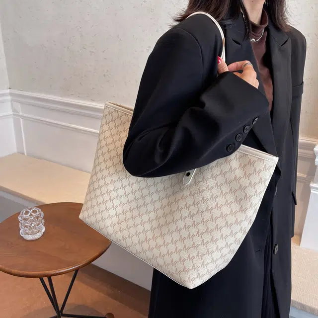 GOBLIN SHARKS 1759 pu Tote