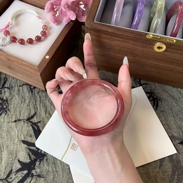 【精选】 七小匠 国风草莓晶 旺桃花 转运 气质显白 温润精致#好运 水晶 手镯 女款