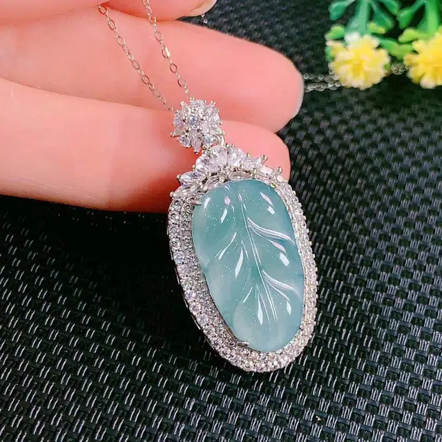 七小匠 国风 小巧精致 招财纳福叶子 可爱甜美 优雅轻奢 高级感 时尚 冰种 吊坠 女款