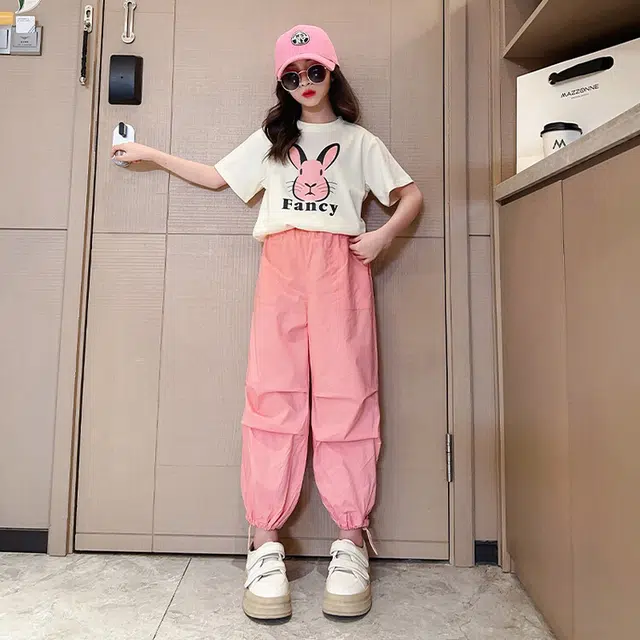 大童 蓝精灵 圆领小兔子字母图案舒适落肩短袖松紧腰工装长裤休闲运动套装 白色