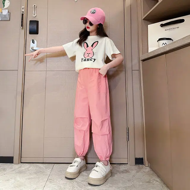 大童 蓝精灵 圆领小兔子字母图案舒适落肩短袖松紧腰工装长裤休闲运动套装 白色
