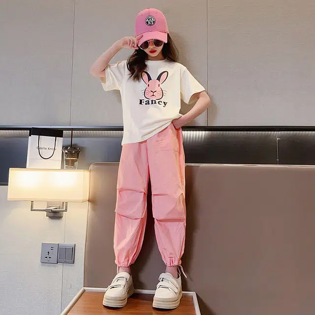 大童 蓝精灵 圆领小兔子字母图案舒适落肩短袖松紧腰工装长裤休闲运动套装 白色