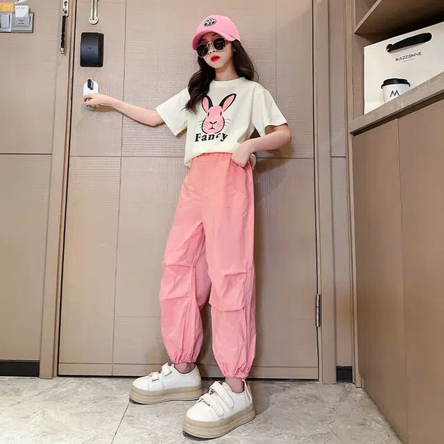 大童 蓝精灵 圆领小兔子字母图案舒适落肩短袖松紧腰工装长裤休闲运动套装 白色