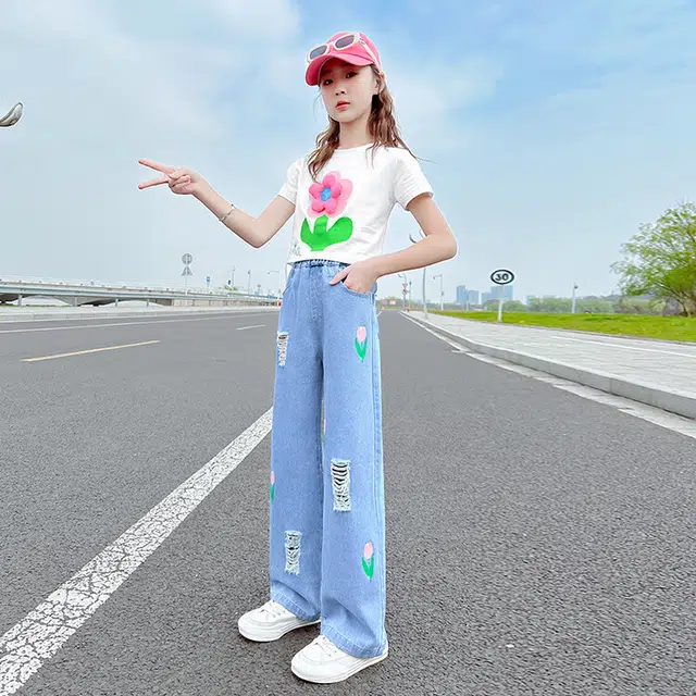 大童 蓝精灵 圆领花朵图案舒适短袖松紧腰破洞长裤休闲运动套装 白色