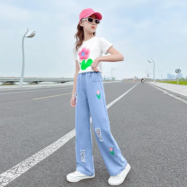 大童 蓝精灵 圆领花朵图案舒适短袖松紧腰破洞长裤休闲运动套装 白色