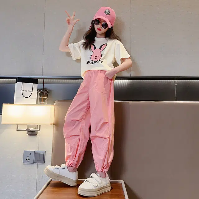 大童 蓝精灵 圆领小兔子字母图案舒适落肩短袖松紧腰工装长裤休闲运动套装 白色