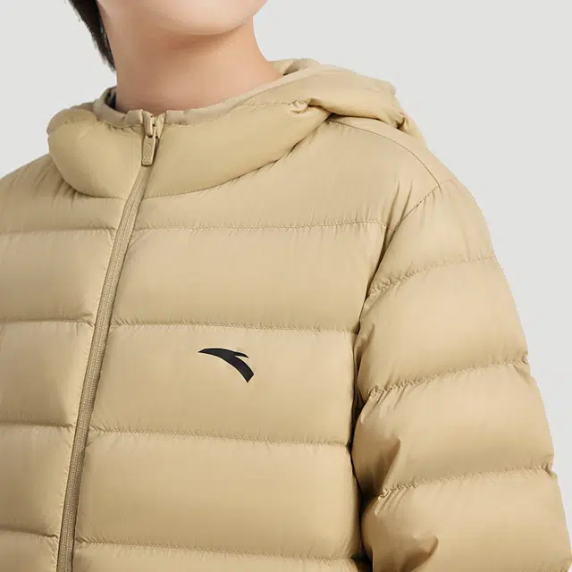 青少年 安踏儿童 轻暖系列 连帽舒适柔软轻盈羽绒服 素卡其色