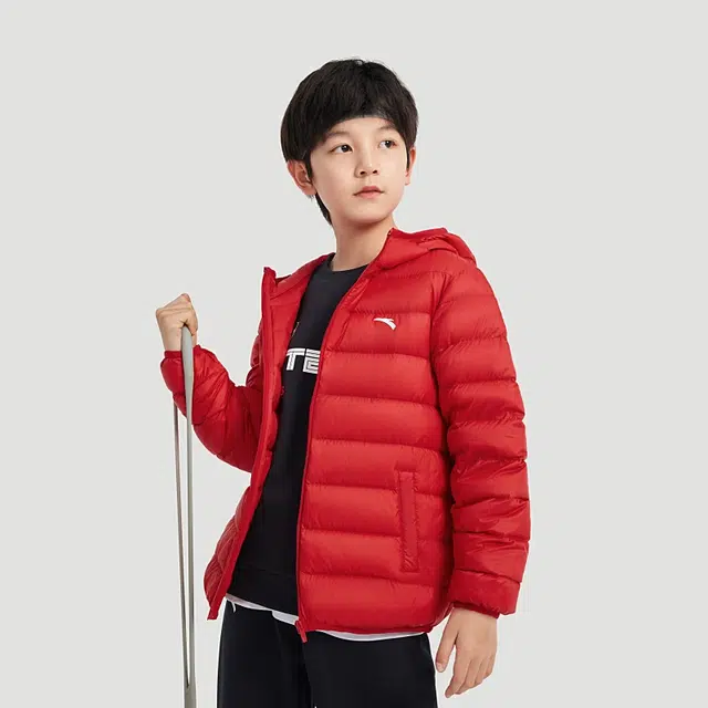 青少年 安踏儿童 轻暖系列 连帽舒适柔软羽绒服 经典红色