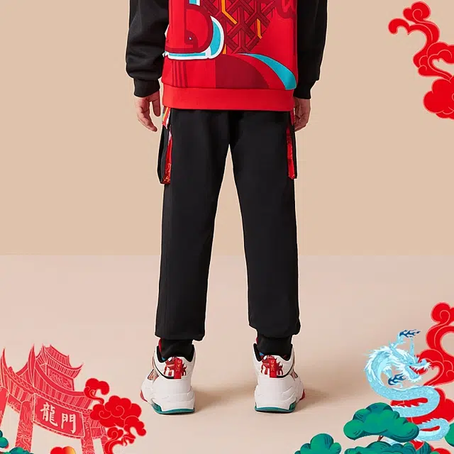 安踏儿童 龙年系列 新年款 初登龙门 中腰工装束脚针织运动裤 儿童款 梦幻黑
