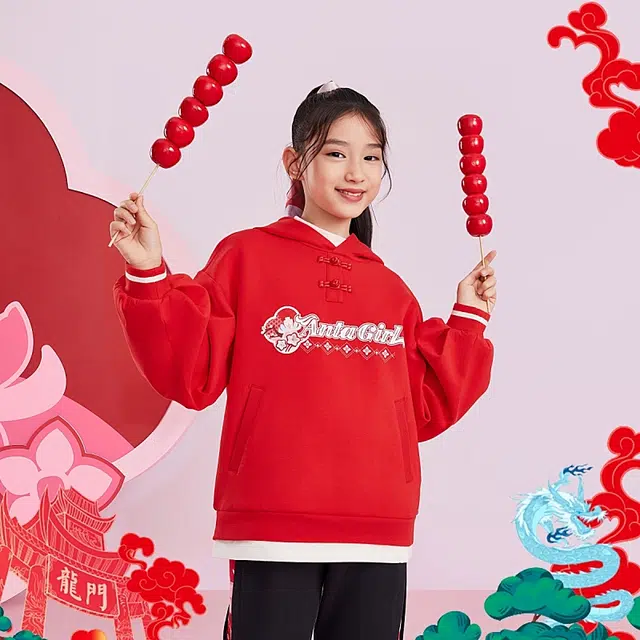 安踏儿童 新年款 初登龙门 字母印花连帽长袖套头卫衣 儿童款 赫红色