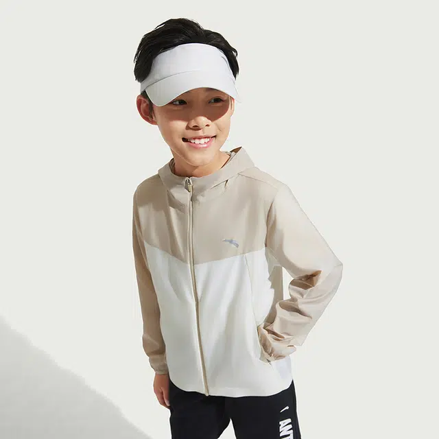 儿童款 安踏儿童 小光甲 撞色拼接长袖舒适连帽防晒服 中卡其