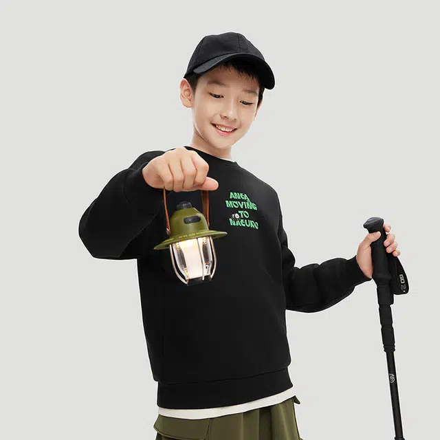 安踏儿童 字母卡通动漫圆领舒适透气运动卫衣 梦幻黑青少年