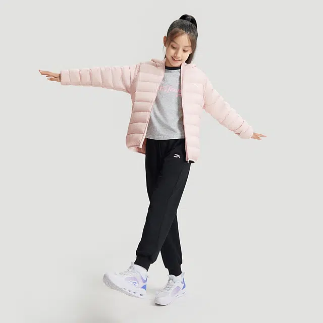 青少年 安踏儿童 轻暖系列 柔软舒适连帽羽绒服 刚柔粉色