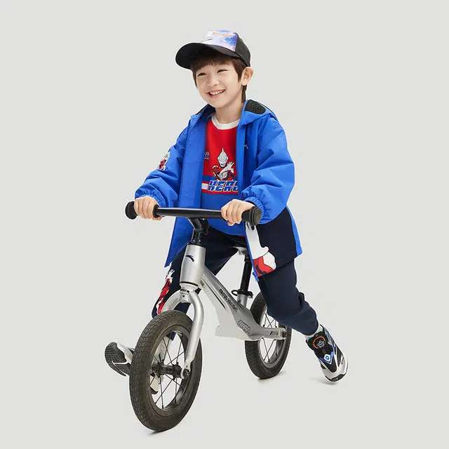 安踏儿童夹克外套 卡通动漫拉链连帽舒适透气厚款 青春蓝 中小童