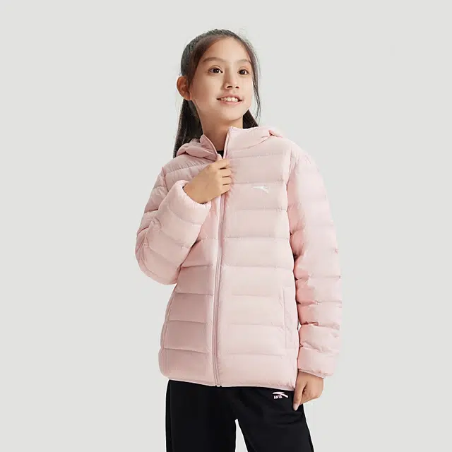 青少年 安踏儿童 轻暖系列 柔软舒适连帽羽绒服 刚柔粉色
