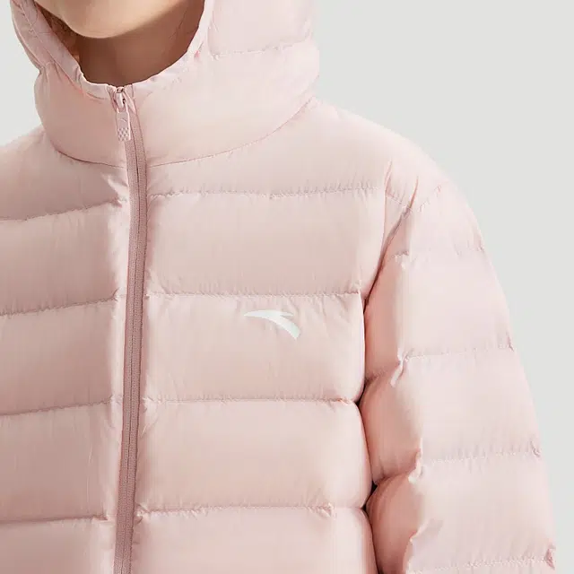 青少年 安踏儿童 轻暖系列 柔软舒适连帽羽绒服 刚柔粉色