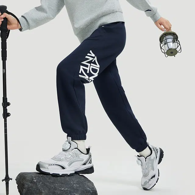 儿童款 安踏儿童 字母中腰舒适透气百搭宽松束脚针织运动裤 深夜蓝