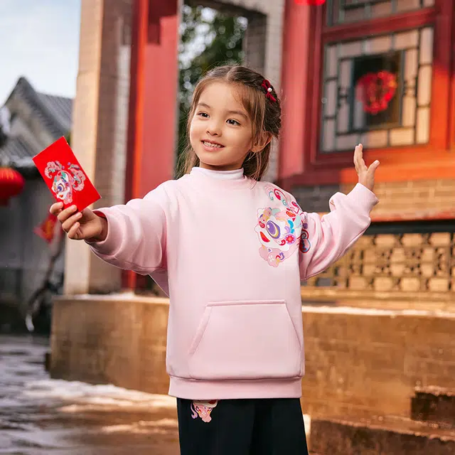 安踏儿童 卡通动漫字母圆领舒适透气加绒保暖卫衣 欧莎粉 中小童