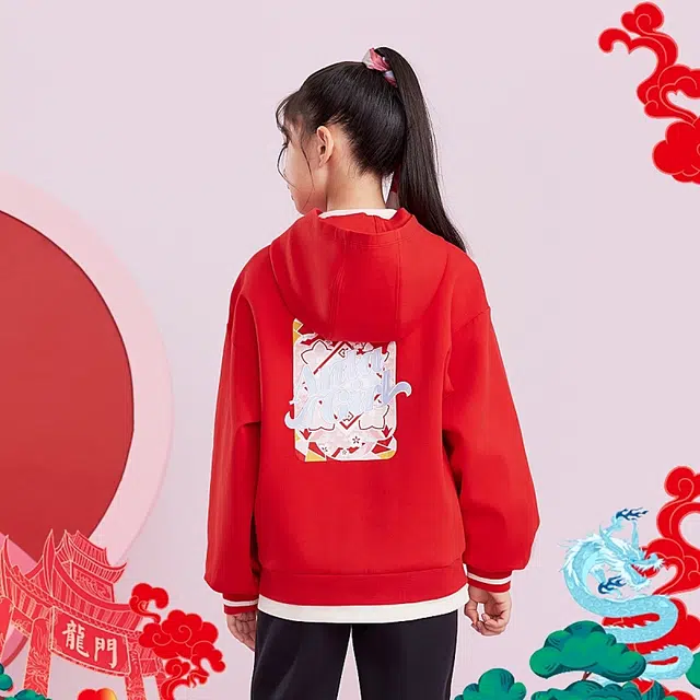 安踏儿童 新年款 初登龙门 字母印花连帽长袖套头卫衣 儿童款 赫红色