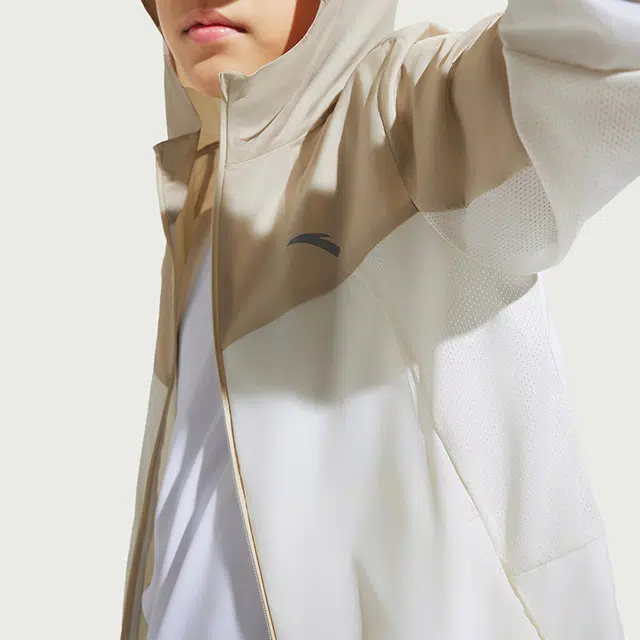 儿童款 安踏儿童 小光甲 撞色拼接长袖舒适连帽防晒服 中卡其