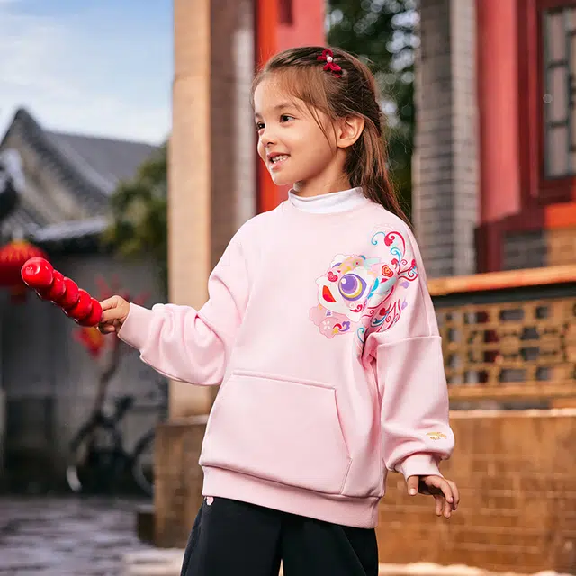 安踏儿童 卡通动漫字母圆领舒适透气加绒保暖卫衣 欧莎粉 中小童