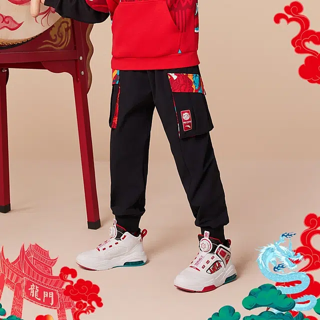 安踏儿童 龙年系列 新年款 初登龙门 中腰工装束脚针织运动裤 儿童款 梦幻黑