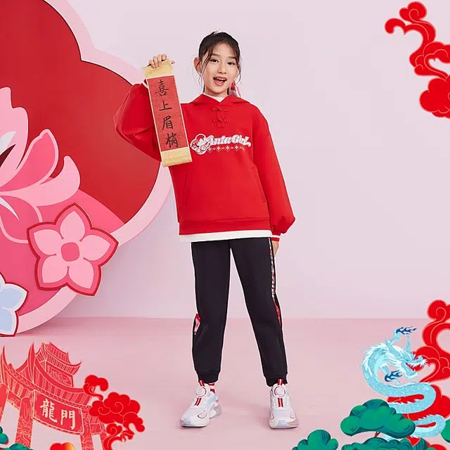 安踏儿童 新年款 初登龙门 字母印花连帽长袖套头卫衣 儿童款 赫红色