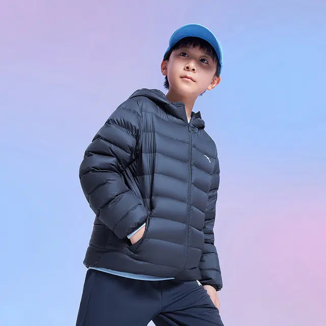 青少年 安踏儿童 轻暖系列 连帽舒适柔软羽绒服 深夜蓝色