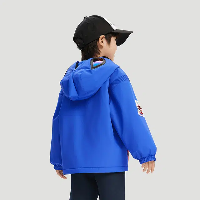 安踏儿童夹克外套 卡通动漫拉链连帽舒适透气厚款 青春蓝 中小童