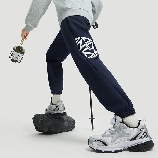 儿童款 安踏儿童 字母中腰舒适透气百搭宽松束脚针织运动裤 深夜蓝