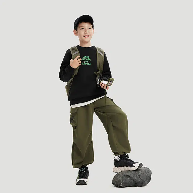 安踏儿童 字母卡通动漫圆领舒适透气运动卫衣 梦幻黑青少年