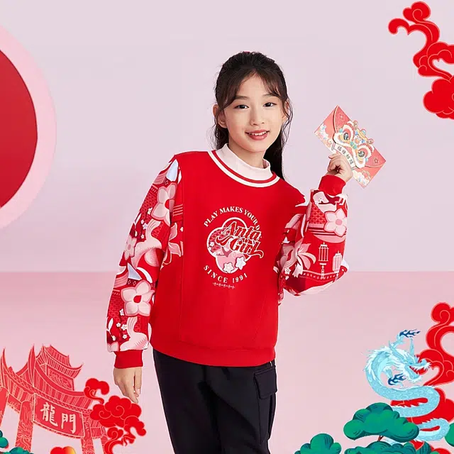 安踏儿童 新年款 初登龙门 花卉字母印花圆领套头卫衣 儿童款 赫红色