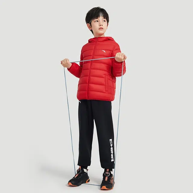 青少年 安踏儿童 轻暖系列 连帽舒适柔软羽绒服 经典红色