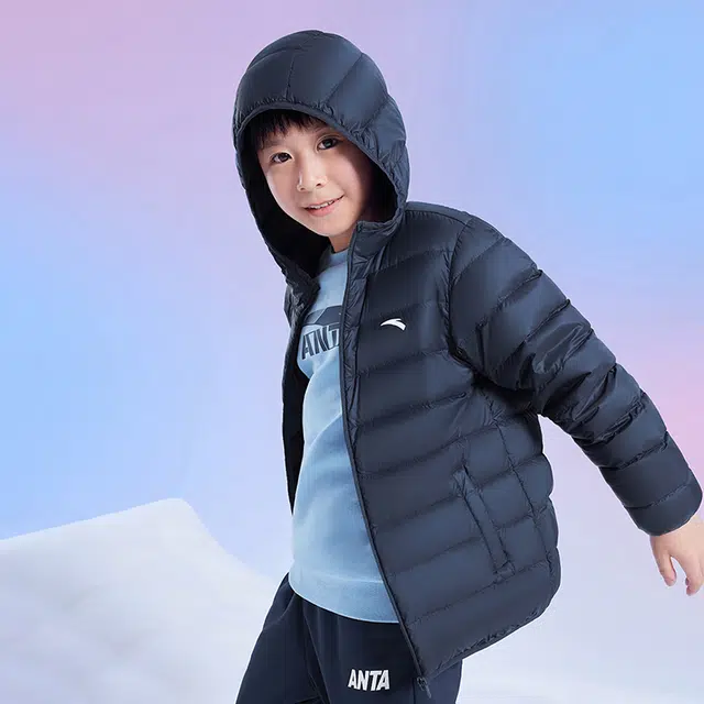 青少年 安踏儿童 轻暖系列 连帽舒适柔软羽绒服 深夜蓝色