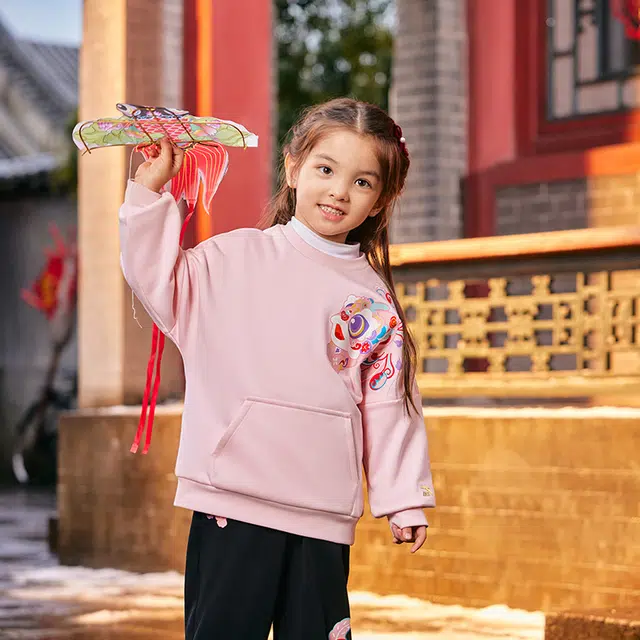 安踏儿童 卡通动漫字母圆领舒适透气加绒保暖卫衣 欧莎粉 中小童